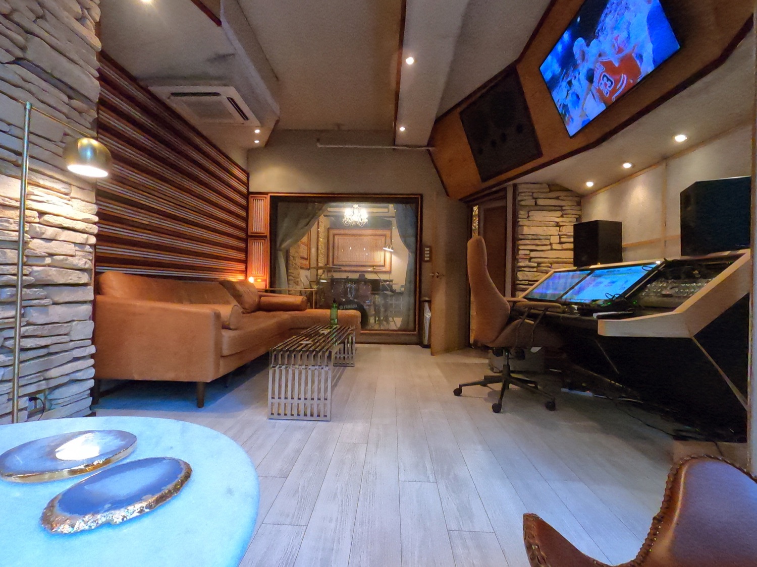 Salle de contrôle d'un studio de mixage où a travaillé Sacha Music Charts