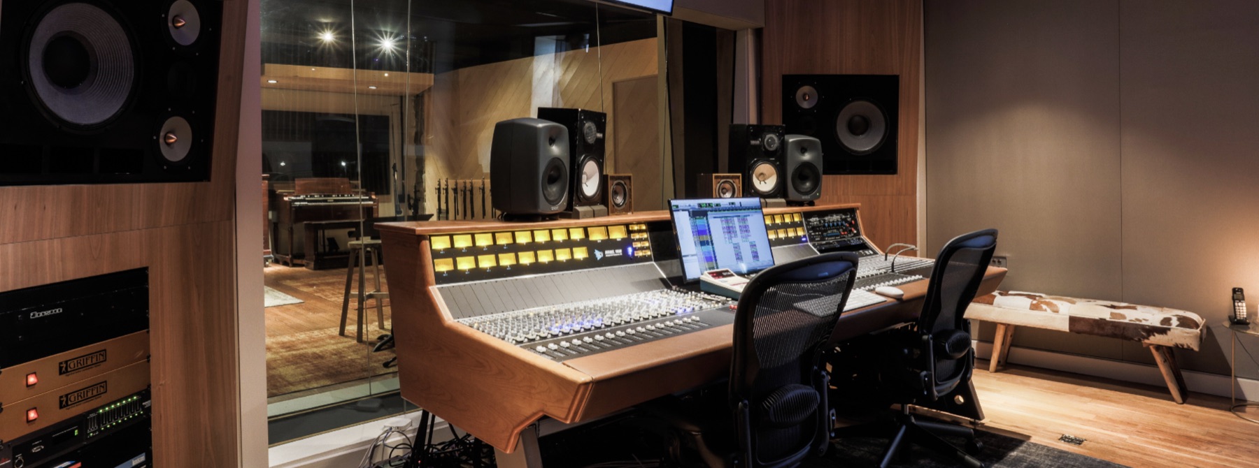 Console de mixage analogique d'un studio professionnel fréquenté par Sacha Music Charts
