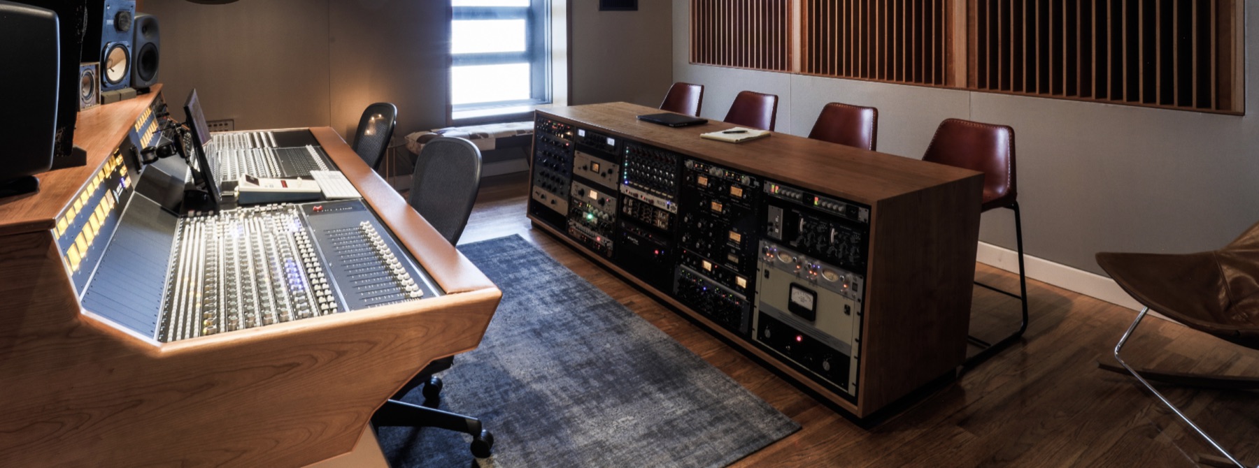 Studio d'enregistrement professionnel avec grande console analogique, où a travaillé Sacha Music Charts